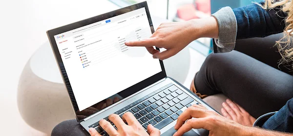 Google Apps Kasas?'ndaki dosyalar hakk?nda konu?an iki ki?i 